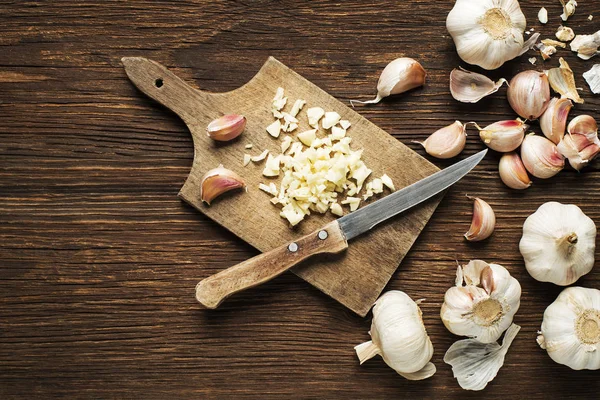 Knoblauch schneiden mit einem Messer — Stockfoto