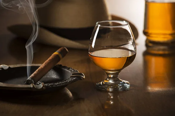 Alcoholic drinks and cigar — Stock Photo, Image