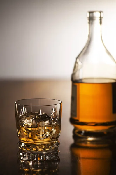 Uísque em um copo e garrafa — Fotografia de Stock