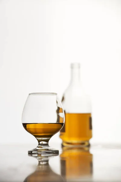 Bebida alcohólica en vidrio —  Fotos de Stock