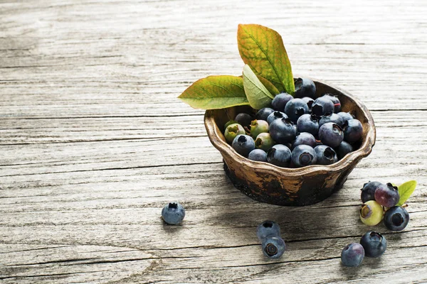 Blaubeeren auf Holztisch — Stockfoto