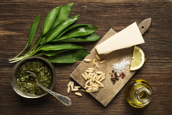 Pesto con aglio selvatico ed erbe aromatiche — Foto Stock