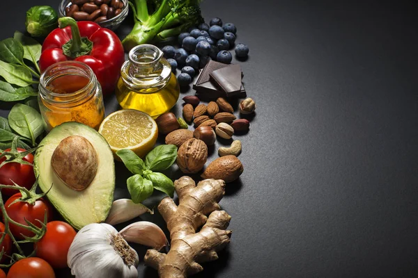 Gesunde Lebensmittelzutaten mit Gemüse und Obst — Stockfoto