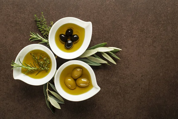Olivový olej s kořením a bylinkami — Stock fotografie