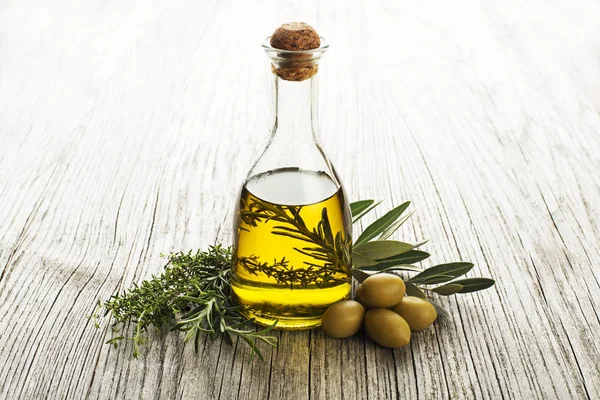 Aceite de oliva con hierbas — Foto de Stock