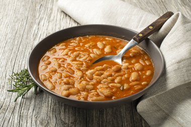 Beyaz fasulye güveç yemek