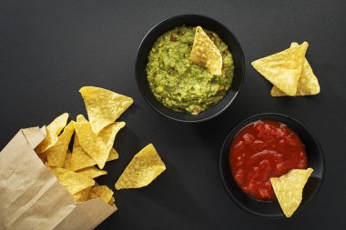 Guacamole ve domates salsa