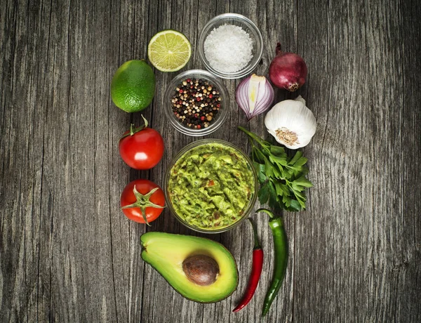 Guacamole with ingredients — Stock Photo, Image