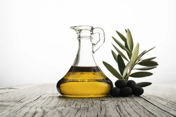 Оливкова олія на дерев'яному фоні — стокове фото