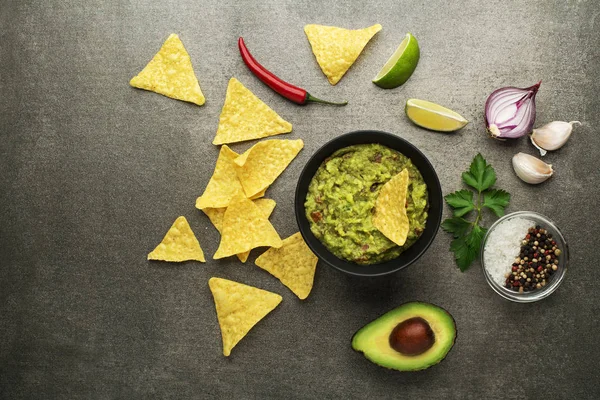 Guacamole s nachos chips — Stock fotografie