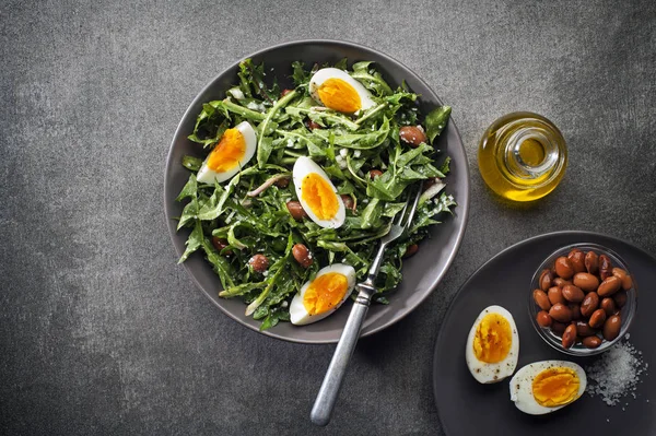 계란과 민들레 샐러드 — 스톡 사진