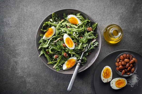 Ensalada de diente de león con huevos —  Fotos de Stock