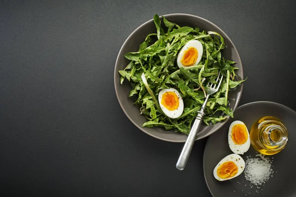 Салат из одуванчиков с яйцами — стоковое фото