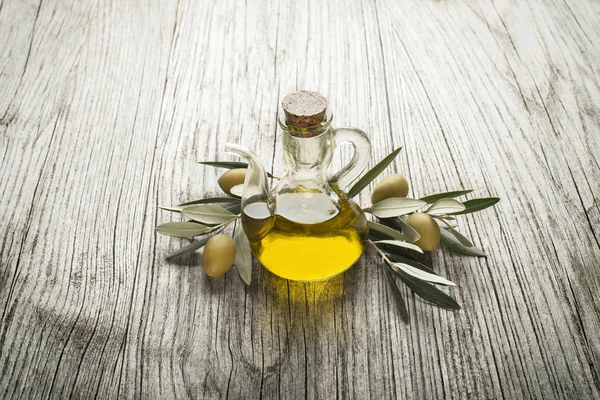 Оливкова олія в пляшці — стокове фото