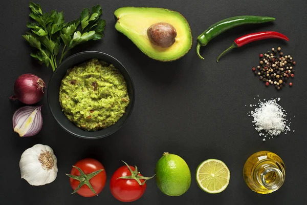Sos guacamole ze świeżych składników — Zdjęcie stockowe