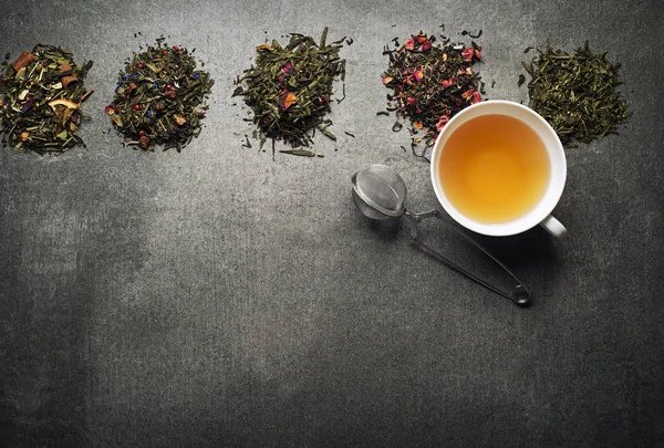 Colección de té con una taza de té fresco — Foto de Stock