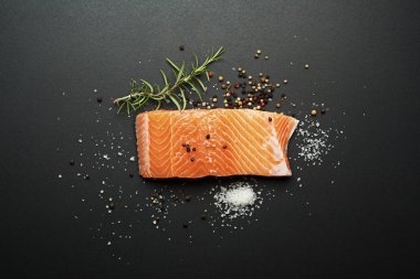 Tuz ve biber ile Somon Balık