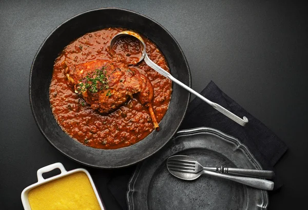 Stoofpot met vlees en tomatensaus — Stockfoto