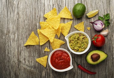 Guacamole ve domates salsa