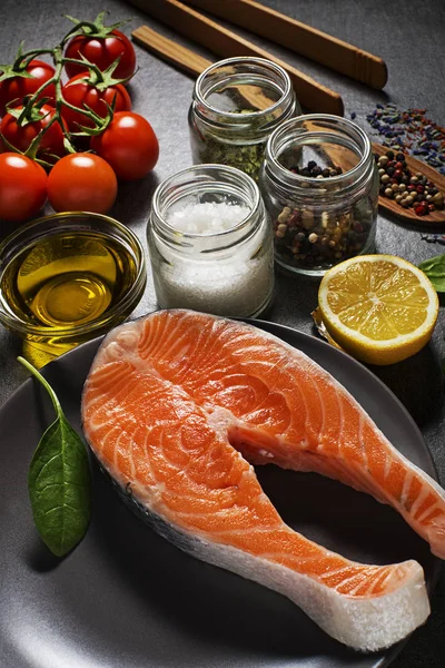 Pesce salmone con ingredienti — Foto Stock
