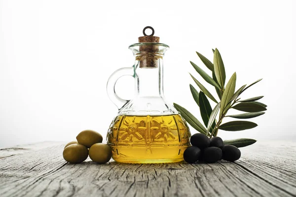 Оливкова олія з гілкою — стокове фото
