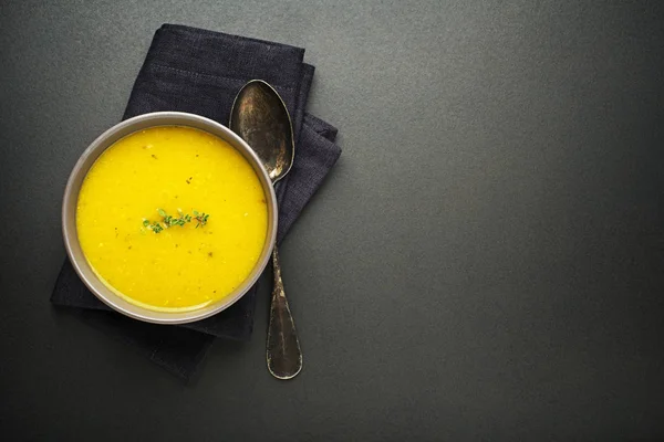 Sopa saludable en mesa negra —  Fotos de Stock