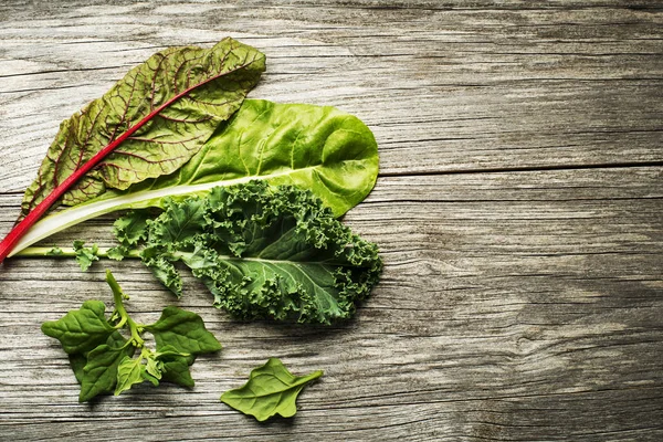 Plantaardige sla op houten tafel — Stockfoto