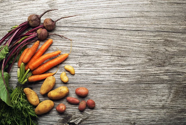 Légumes sur table en bois — Photo