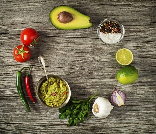 Guacamole med färska råvaror — Stockfoto