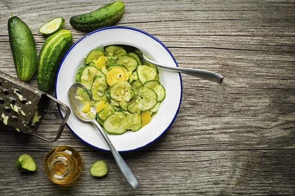 Gurkensalat mit Kartoffeln — Stockfoto