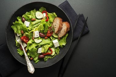 Peynirli salata marul