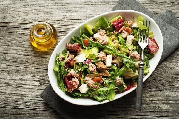 Ensalada de atún con lechuga y frijoles — Foto de Stock