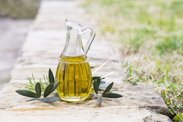 Оливкова олія пляшка відкритий — стокове фото