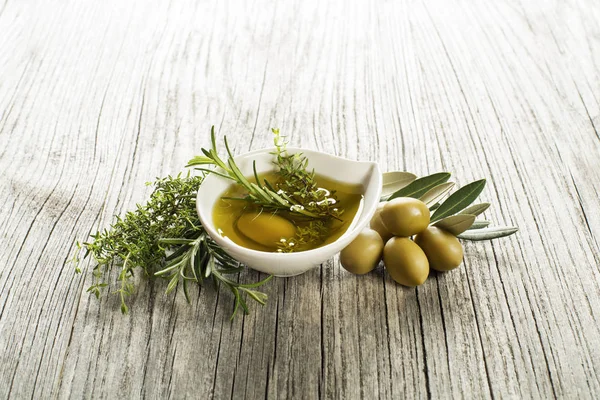 Aceite de oliva con hierbas y especias — Foto de Stock