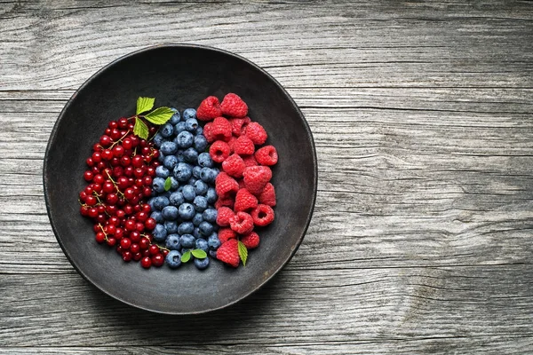 Färska blandade bär i skål — Stockfoto