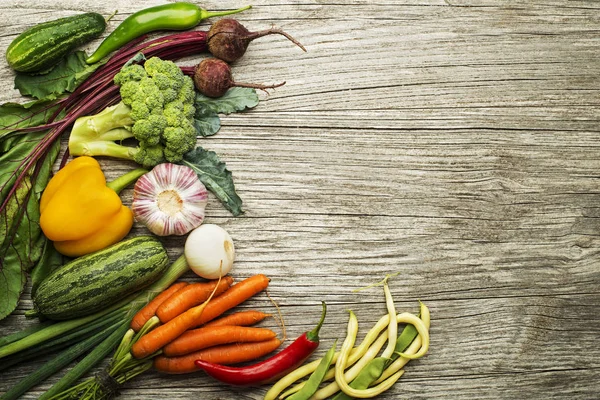 Ingredientes vegetais em fundo de madeira — Fotografia de Stock