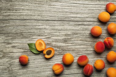 Ahşap masa üzerinde kayısı meyve