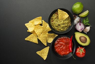 Avokado guacamole soslu cips cips