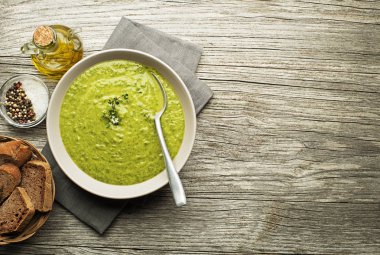 Sebze ve otlar ile sağlıklı çorbası