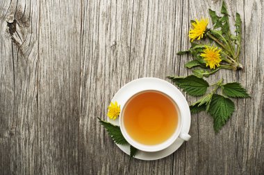 Karahindiba ve ısırgan otu ile sağlıklı çay yaprakları