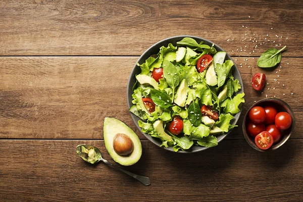 Avokado ve domatesli salata — Stok fotoğraf