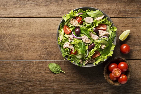 Grönblandsallad med tonfisk och tomater — Stockfoto