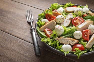 Tavuklu salata.