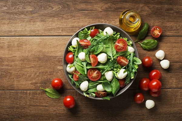 Mozzarella ve kiraz domates salatası — Stok fotoğraf