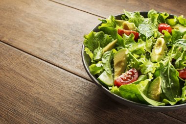 Avokado salatası marul