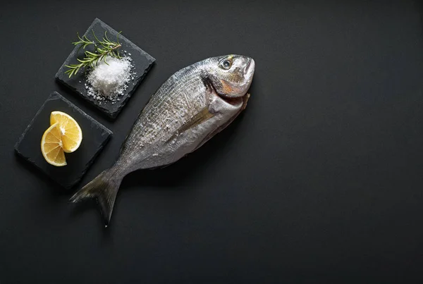 Cabeça dourada de peixe crua fresca — Fotografia de Stock