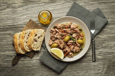 Ton balıklı salata otlar ile