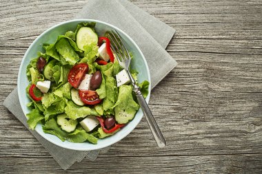 Marul ve beyaz peynir salatası