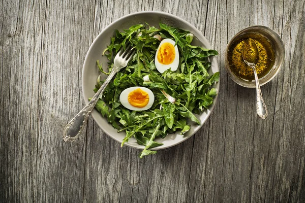 Karahindiba salatası yumurta — Stok fotoğraf
