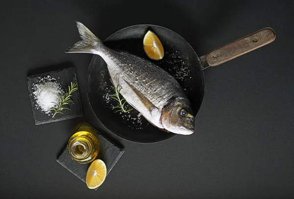 Preparação de peixes para a refeição de cozinha — Fotografia de Stock